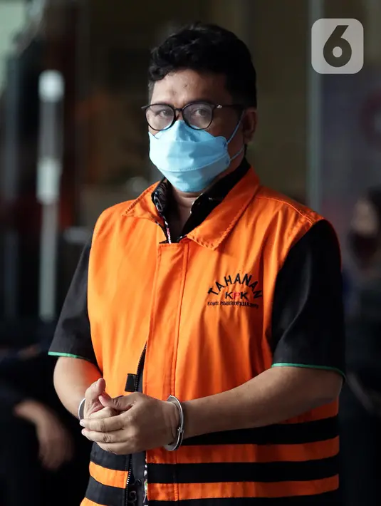La Ode Muhammad Rusdianto usai menjalani pemeriksaan di Gedung Komisi Pemberantasan Korupsi (KPK), Jakarta, Jumat (22/7/2022). LM Rusdianto Emba, yang juga adik dari Bupati Muna La Ode Muhammad Rusman Emba diperiksa KPK sebagai tersangka dalam pengembangan perkara dugaan korupsi pengajuan dana PEN Kabupaten Kolaka Timur Tahun 2021. (Liputan6.com/Helmi Fithriansyah)