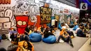 Pengunjung bersantai saat menghadriri Java Jazz Festival 2020 di JIexpo Kemayoran, Jakarta, Jumat (28/2/2020). Java Jazz Festival 2020 menghadirkan sederet musisi dalam dan luar negeri yang diselenggarakan hingga 1 Maret 2020. (Liputan6.com/Faizal Fanani)