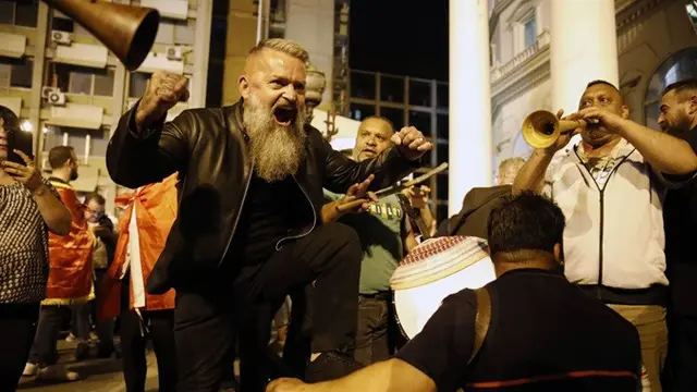 Para pendukung merayakan kemenangan VMRO-DPMNE dalam Pemilu Makedonia di Skopje pada Rabu (8/5/2024).