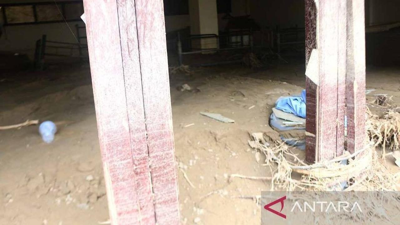 Pesantren Al Bayan Pidie Jaya Berjuang Keras Keruk Lumpur Banjir dengan Biaya Sendiri