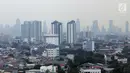Kondisi langit kota Jakarta dilihat dari lantai 15 Graha BNPB sekitar pukul 13.00 WIB, Kamis (4/7/2019). Pada Kamis (4/7) sekitar pukul 07.00 WIB, kualitas udara Jakarta terpantau di angka 186 AQI, dengan angka itu, kualitas udara mencapai status tidak sehat. (Liputan6.com/Helmi Fithriansyah)