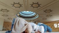 Tiga muslimah sedang sujud (Pexels)