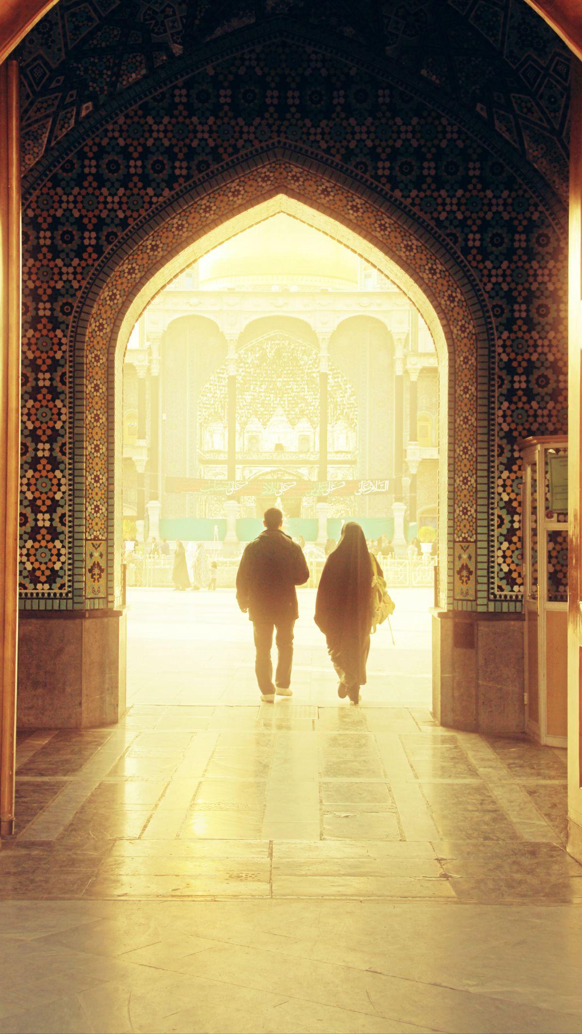 24. "Laukaanal hubbu kalimat tuktabu lantahat aqlami. Walakinal hubbu riehun tahub." <br><br>Artinya: Kalaulah cinta itu kata yang harus ditulis, niscaya penaku sudah habis. Tapi untunglah cinta itu adalah udara yang terus berembus.