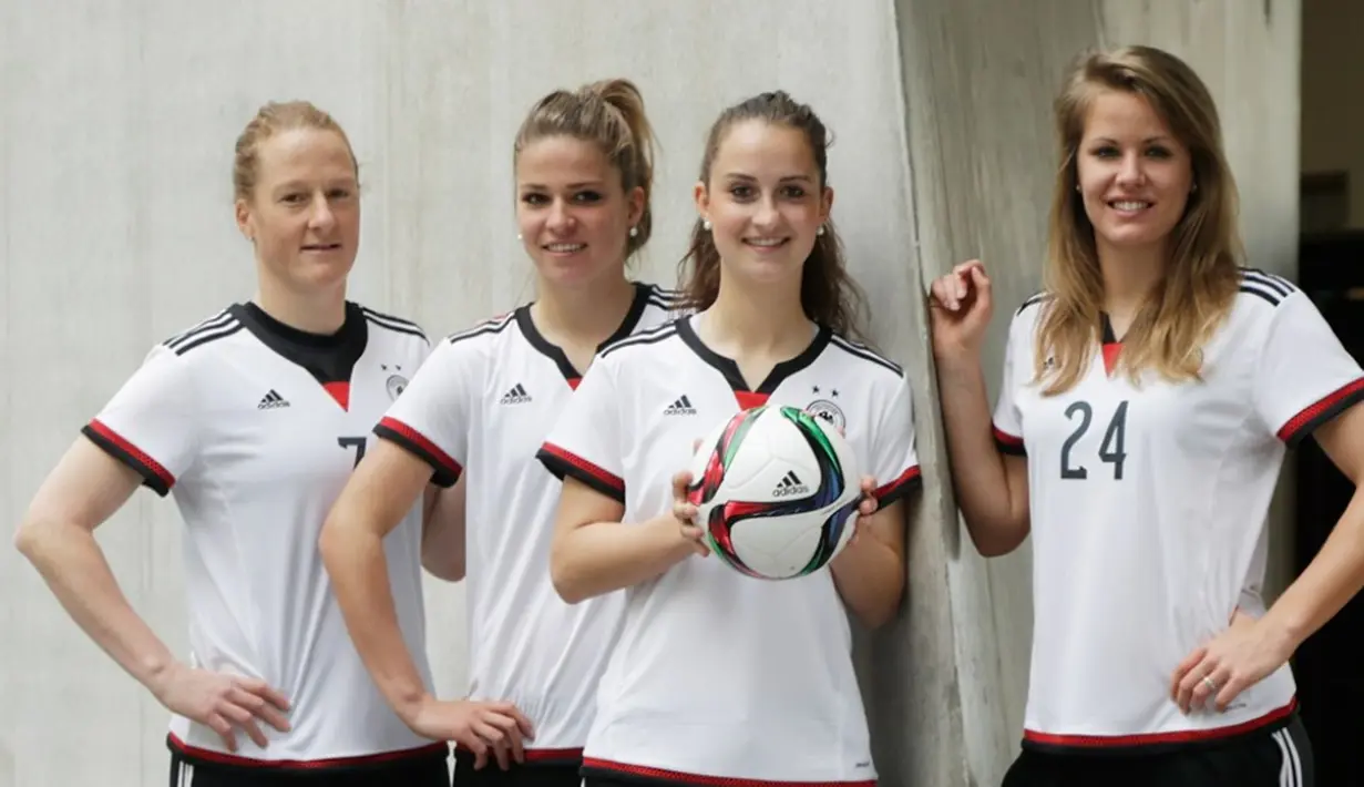 Timnas Wanita Jerman memamerkan bola yang akan digunakan pada oerhelatan Piala Dunia Wanita 2015
