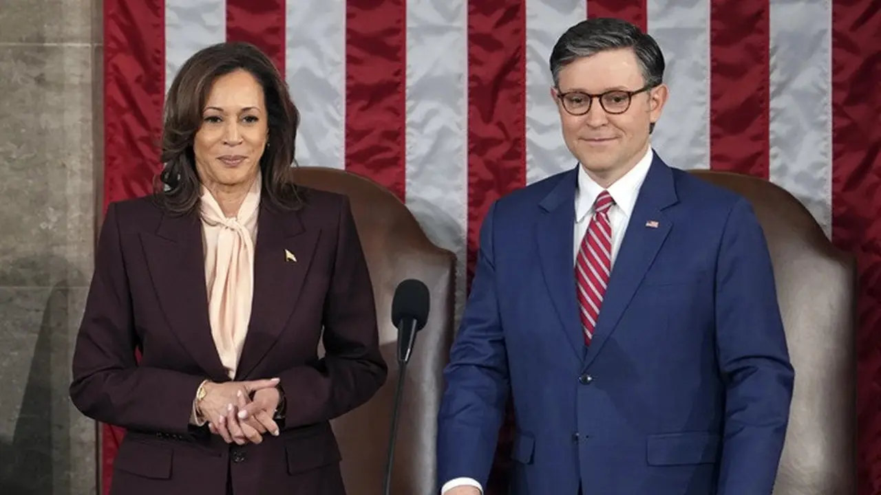 Wakil Presiden AS Kamala Harris bersama Ketua DPR Mike Johnson saat sesi gabungan Kongres pada Senin (6/1/2025) di Gedung Capitol AS dimulai untuk mengonfirmasi suara Electoral College, yang menegaskan kemenangan Donald Trump dalam Pilpres AS 2024.