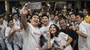 Tokoh basket nasional, Augie Fantinus dan Andakara Prastawa bersama siswa SMA Kanisius foto bersama usai nonton bareng laga NBA di Kolese Kanisius, Jakarta, Kamis (19/10/2017). (Bola.com/Vitalis Yogi Trisna)