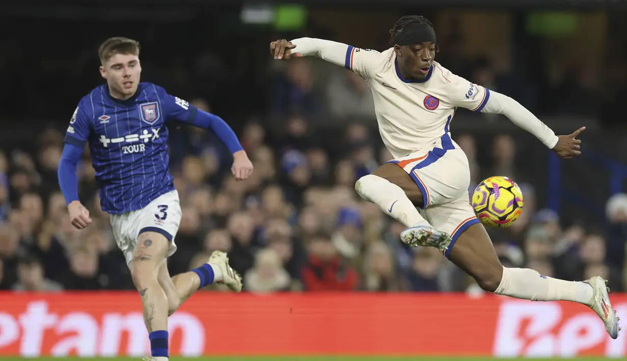 Pemain Chelsea, Noni Madueke (kanan) mengontrol bola untuk melewati pemain Ipswich Town, Leif Davis pada laga lanjutan Liga Inggris 2024/2025 yang berlangsung di Portman Road, Ipswich, Inggris, Selasa (31/12/2024) dini hari WIB. (AP Photo/Richard Pelham)