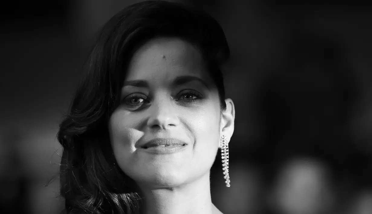 Marion Cotillard mengeluarkan pernyataan terkait tuduhan yang menyebut bahwa dirinya adalah orang ketiga yang menyebabkan rusaknya rumah tangga Angelina Jolie dan Brad Pitt. (AFP/Bintang.com)