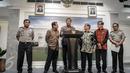 Menkopolhukam Wiranto memberikan keterangan mengumumkan Satgas Saber Pungli, Jakarta, Jumat (21/10). Satgas tersebut dibentuk untuk mereformasi hukum nasional dengan tujuan pemberantasan pungli dan penyelundupan. (Liputan6.com/Faizal Fanani)