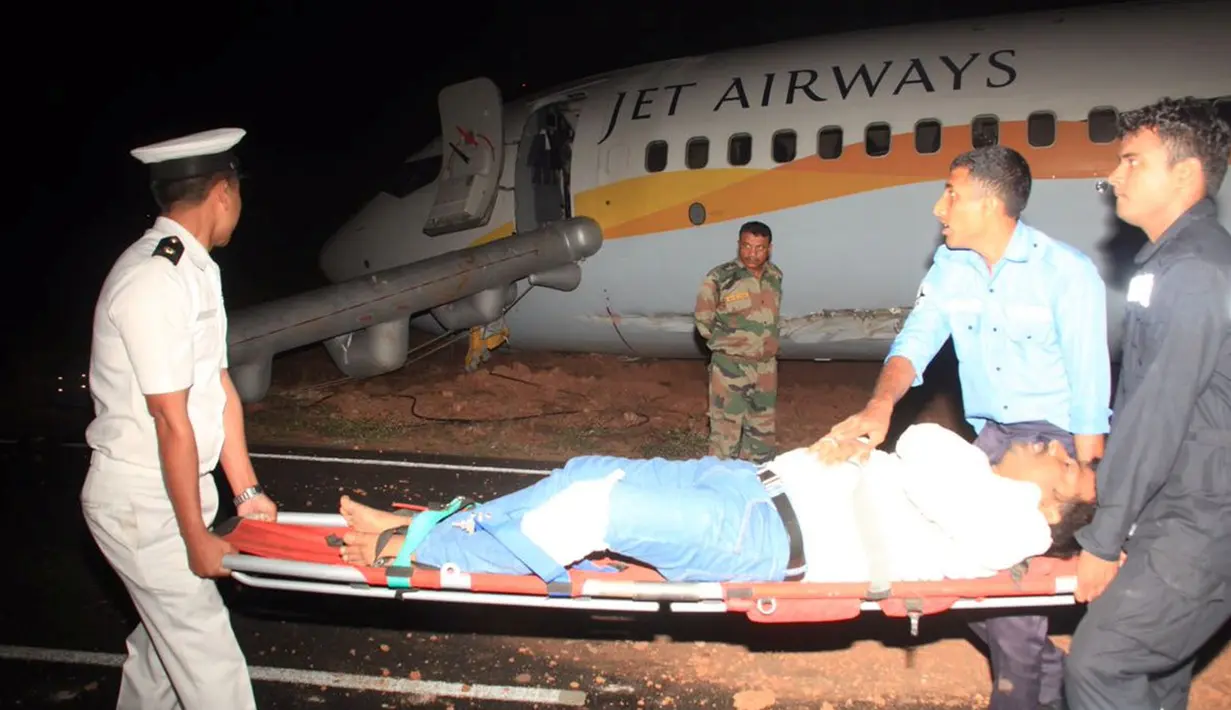Seorang penumpang ditandu setelah pesawat maskapai India, Jet Airways, tergelincir di Bandara Dabolim, Goa, Selasa (27/12). Pesawat itu tergelincir hingga keluar landasan saat akan lepas landas. (Indian Navy/Indian Ministry of Defence/Handout via REUTERS)
