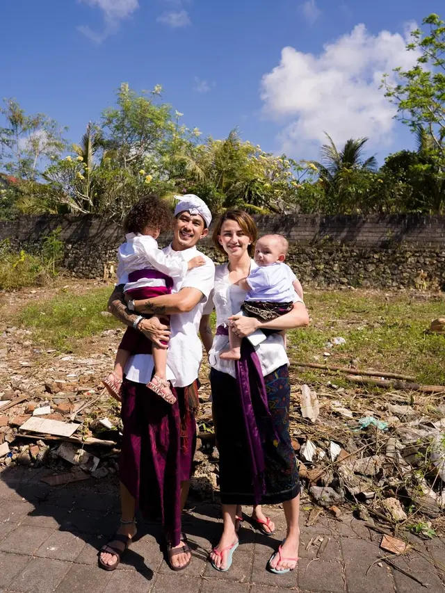 Pindah Ke Bali, Ini 5 Momen Fandy Christian dan Dahlia Poland Jalani Upcara Ngeruak