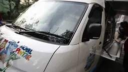 Mobil Pintar Ancol yang menyediakan berbagai buku bacaan di Ancol, Jakarta, Rabu (15/6). Mobil Pintar Ancol ini bertujuan untuk meningkatkan minat baca di kalangan anak-anak. (Liputan6.com/Faizal Fanani)