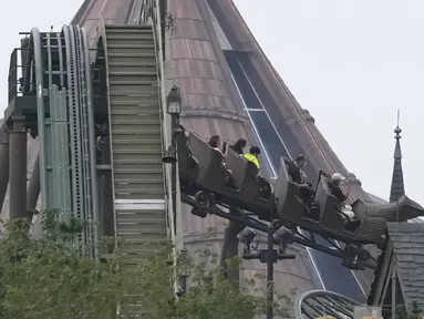 Pengunjung menaiki roller coaster di taman hiburan Universal Studios selama uji coba di Beijing, China, Selasa (31/8/2021). Universal Studios mengumumkan Senin, 30 Agustus 2021, bahwa taman hiburan pertamanya di China akan dibuka di ibukota negara pada bulan September. (AP Photo/Ng Han Guan)