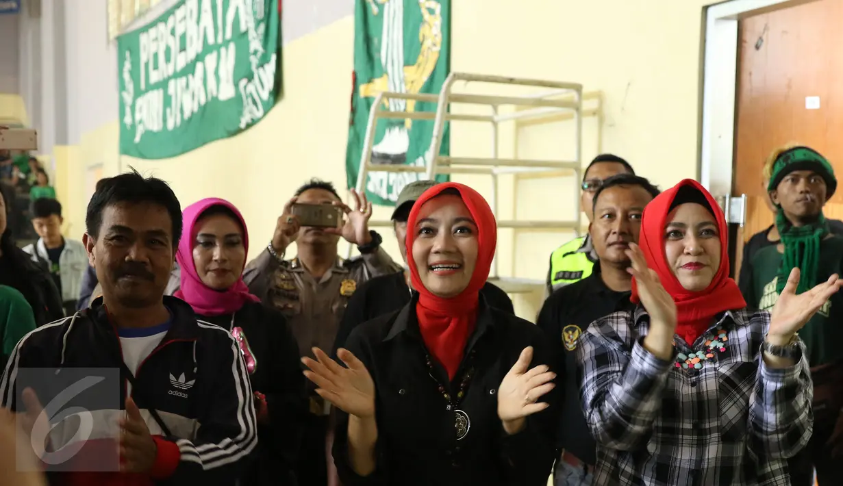 Istri Walikota Bandung Ridwan Kamil, Atalia Praratya (tengah) bernyanyi bersama pendukung Persebaya Surabaya di GOR Padjajaran, Bandung, Sabtu (7/1). Tiba di Bandung, ratusan bonek berkumpul di kawasan GOR Padjajaran. (Liputan6.com/Helmi Fithriansyah)