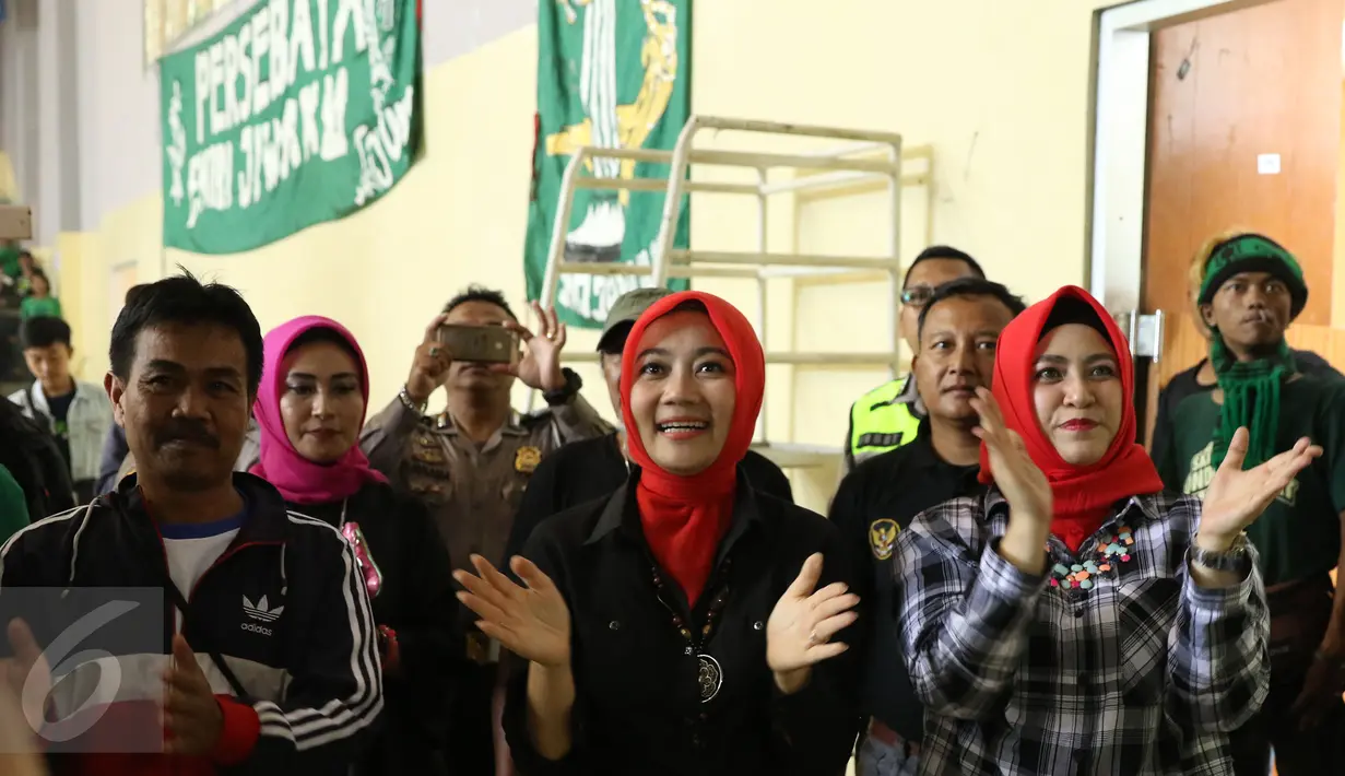 Istri Walikota Bandung Ridwan Kamil, Atalia Praratya (tengah) bernyanyi bersama pendukung Persebaya Surabaya di GOR Padjajaran, Bandung, Sabtu (7/1). Tiba di Bandung, ratusan bonek berkumpul di kawasan GOR Padjajaran. (Liputan6.com/Helmi Fithriansyah)