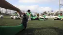 Tim putri klub sepak bola Beit Umar Palestina melakukan pemanasan saat mengikuti sesi latihan di desa Beit Umar utara kota Hebron, Tepi Barat (2/101/2021). (AFP/Hazem Bader)