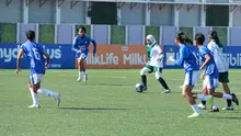 Pemain Cipta Cendikia Football Academy, Albianca Raula, mengontrol bola dan berusaha melewati adangan pemain Scorpion FC Kudus dalam laga terakhir Grup B U-15 Hydroplus Soccer League All Stars 2025/2026 di Supersoccer Arena, Kudus, Jawa Tengah, Jumat (10/7/2026). Cipta Cendikia FA memastikan diri melangkah ke babak semifinal setelah menang 2-0 atas Scorpion FC dan menjadi juara Grup B U-15. (Bola.com/Nirmatuloh Efendi)