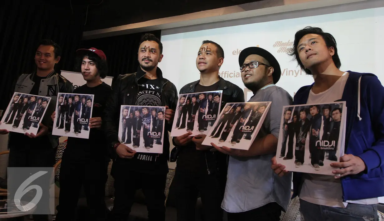 Grup band Nidji merilis edisi khusus "Breakthru" versi piringan hitam (vinyl) dalam rangka merayakan ulang tahun ke-10 album perdana mereka itu, Jakarta, Senin (28/11). (Liputan6.com/Herman Zakharia)