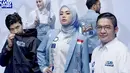 Blazer dan kemeja terlihat berbeda dengan keseruan patch. [Foto: Instagram/ Zita Anjani]
