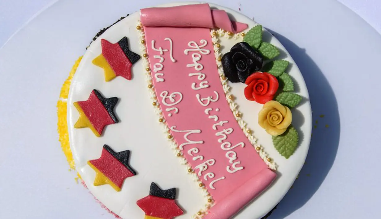 Sebuah kue ulang tahun disiapkan sehari jelang ulang tahun, Dr. Angela Dorothea Merkel (Kanselir Jerman), (16/7/2014). (AFP PHOTO/Clemens Bilan)