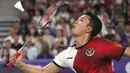 <p>Pemain tunggal putra Indonesia, Anthony Sinisuka Ginting berusaha menempatkan bola di depan net saat menghadapi wakil Amerika Serikat, Howard Shu pada laga Grup H bulu tangkis Olimpiade Paris 2024 di Porte de la Chapelle Arena, Prancis, Minggu (28/7/2024). Anthony Sinisuka Ginting menang straight game 21-14, 21-8. (AP Photo/Dita Alangkara)</p>