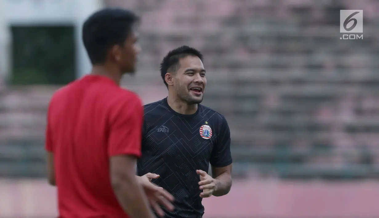 Penjaga gawang Persija, Andritany tertawa saat latihan jelang melakoni laga kedua semifinal Piala Presiden 2018 melawan PSMS di Stadion Manahan Solo, Jawa Tengah, Minggu (11/2). Laga akan digelar Senin (12/2). (Liputan6.com/Helmi Fithriansyah)