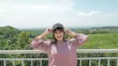 Esa Risty merupakan penyanyi dangdut yang penuh talenta. Gayanya di Instagram selalu modis dengan pakaian apapun. Tampil dengan pakaian longgar dan celana pendek, topi berwarna hitam melengkapi penampilannya yang menarik. (Liputan6.com/IG/@esaristyyy_)