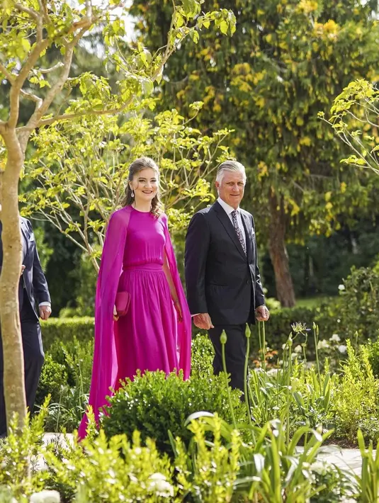 Putri Belgia, Elizabeth tampil cerah dalam balutan gaun cape warna fuschia. [Foto: IG/love_princess_world].