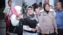 Sekitar 18 pertanyaan dilontarkan oleh penyidik kepada Elvy Sukaesih terkait penyalahgunaan narkoba yang dilakukan oleh anak-anaknya. "Cukup banyak (pertanyaan) ya. Ada 18 pertanyaan," tutur Elvy Sukaesih. (Deki Prayoga/Bintang.com)