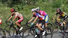 Pebalap sepeda Indonesia, Ayustina Delia Priatna (tengah), yang memperkuat KL Team asal Negeri Jiran di Jelajah Wanita Malaysia 2016, Sabtu (29/10/2016). (Komite Media PB ISSI)