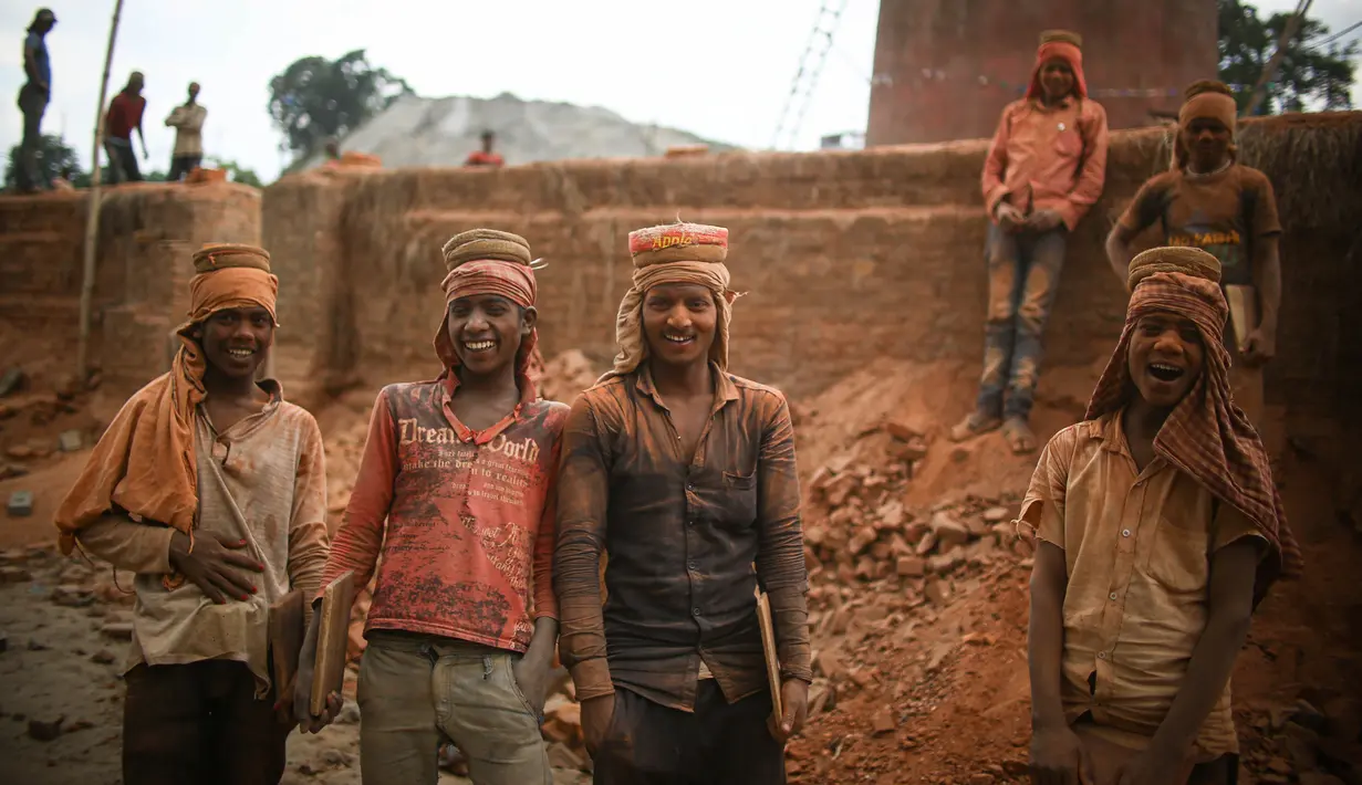 Sejumlah pekerja terlihat di pabrik batu bata di Bhaktapur, Nepal, 30 April 2020. (Xinhua/Sulav Shrestha)