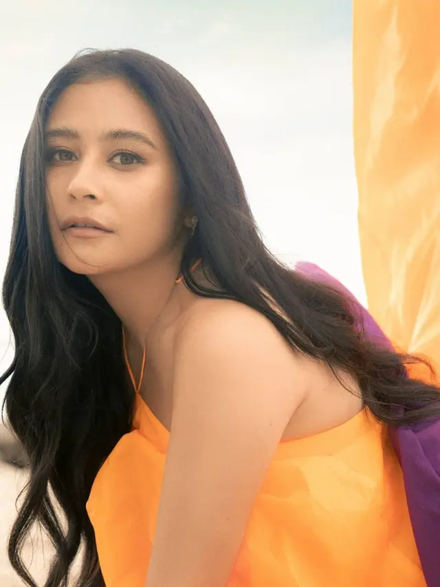 6 Pemotretan Prilly Latuconsina di Pinggir Pantai Ini Bak Artis Bollywood