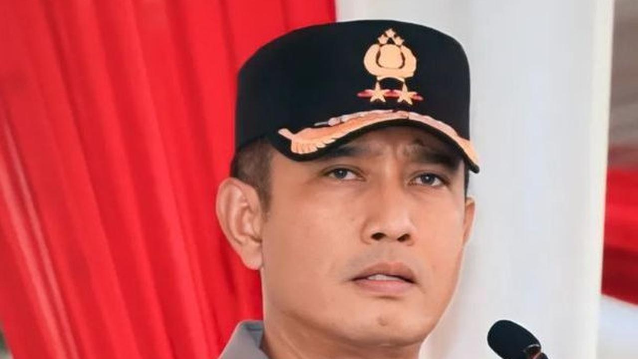 Rusdi Hartono perwira tinggi polri lulusan Akpol 1991. Dia merupakan anak seorang polisi yang bertugas di bagian administrasi.