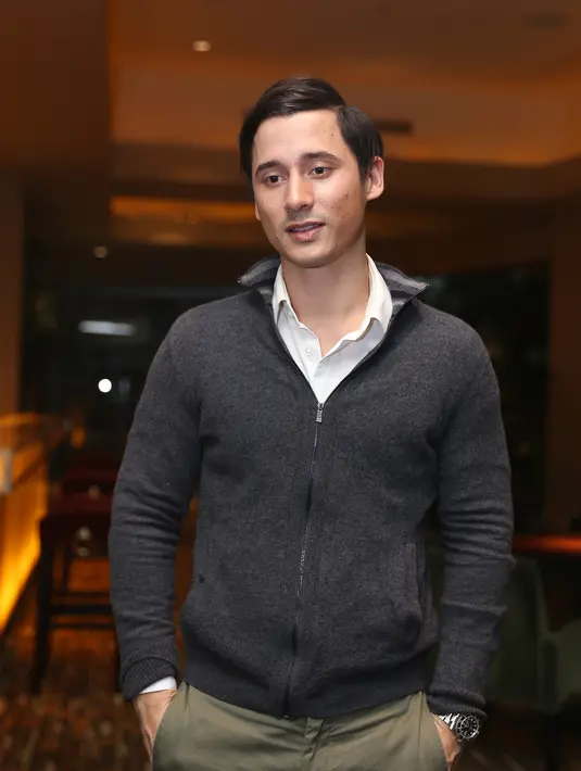 Lelaki kelahiran Hamburg, Jerman itu berperan sebagai sepasang suami istri (Velove Vexia). (Andy Masela/Bintang.com)