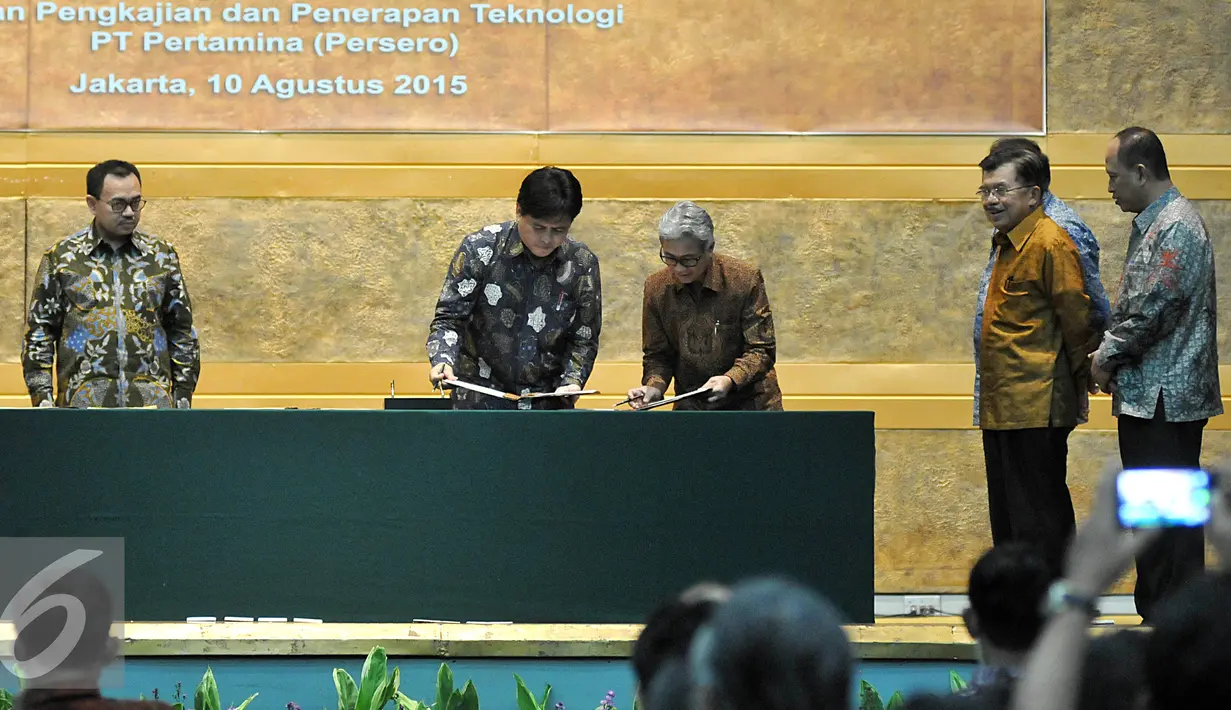 Penandatanganan Perencanaan dan Percepatan Pembangunan Infrastruktur Energi dan Pertambangan disaksikan Wapres Jusuf Kalla di Auditorium Badan Pengkajian dan Penerapan Teknologi (BPPT) di Jakarta, Senin (10/8/2015). (Liputan6.com/Johan Tallo)