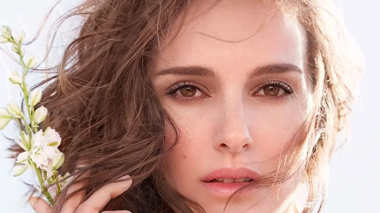 Menghirup Aroma dari Senyuman Natalie Portman dalam Parfum Miss Dior Blooming Bouquet