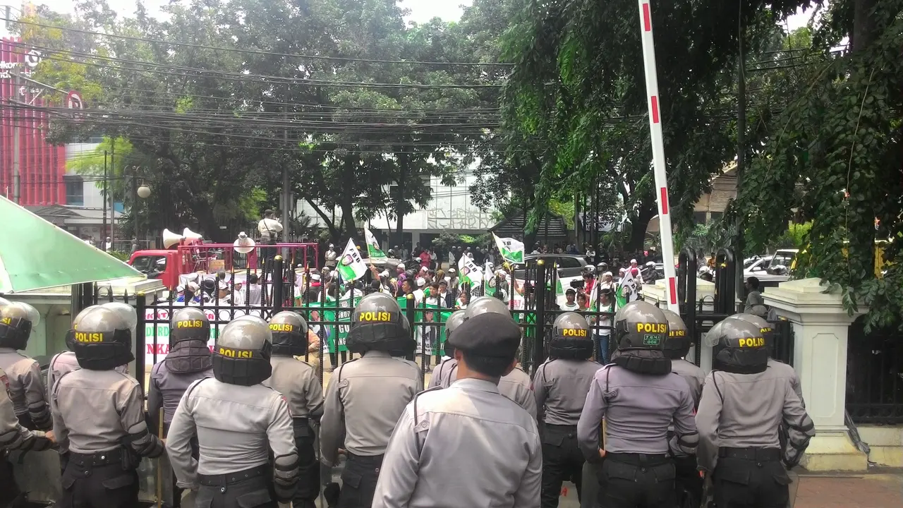 Massa Pendukung Angket Ahok Mulai Geruduk Halaman DPRD