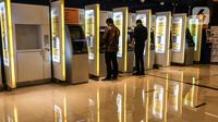 Sejumlah orang memanfaatkan mesin anjungan tunai mandiri (ATM) di Jakarta, Senin (25/1/2020). Kinerja kredit perbankan pada 2021 diperkirakan tumbuh positif sebesar 7,3 persen secara tahunan (year-on-year/yoy). (Liputan6.com/Johan Tallo)