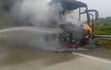 Awalnya Terdengar Suara Ledakan, Sebuah Bus Tiba-Tiba Terbakar di Tol Trans Sumatra