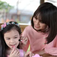 Ilustrasi makeup bareng anak (Foto: Amara Kids Cosmetics )