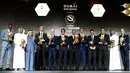 Striker Juventus, Cristiano Ronaldo (keempat kiri) foto bersama dengan peraih penghargaan selama Dubai Globe Soccer Awards ke-10 di Dubai (3/1).  Ronaldo telah mendapatkan 5 trofi Pemain Terbaik Dunia versi Globe Soccer Awards. (AFP Photo/Fabio Ferrari)