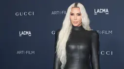 Kim Kardashian tiba pada acara LACMA Art+Film Gala di Los Angeles County Museum of Art, Los Angeles, Amerika Serikat, 5 November 2022. Melengkapi penampilannya, Kim Kardashian mengenakan sarung tangan dan sepatu senada. (AP Photo/Allison Dinner)