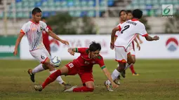 Pemain Timnas Indonesia U-19, Hanis Saghara saat dilanggar pemain Brunei Darussalam pada laga Piala AFF U-18 di Stadion Thuwunna, Yangon, Myanmar, Rabu (13/9/2017). Indonesia menang 8-0 atas Brunei Darussalam. (Liputan6.com/Yoppy Renato)