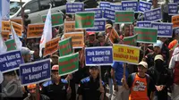 Ratusan buruh yang tergabung Konfederasi Serikat Pekerja Indonesia (KSPI) melakukan unjuk rasa di depan gedung Balai Kota DKI Jakarta.