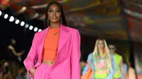 Naomi Campbell mempersembahkan kreasi untuk koleksi Versace Women's Spring-Summer 2022 selama Milan Fashion Week pada 24 September 2021. (MARCO BERTORELLO / AFP)