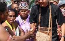 Momen Ganjar Blusukan ke Tempat Bersejarah di Pulau Mansinam Papua, Sempat Minum Air dari Sumur Tua