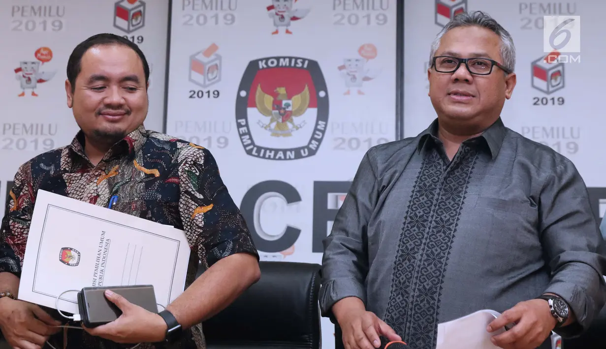 Ketua KPU RI, Arief Budiman (kanan) bersama Komisioner Bawaslu, Muhammad Afifudin usai menyampaikan hasil Laporan Penerimaan Sumbangan Dana Kampanye (LPSDK) Partai Politik peserta Pemilu 2019 di Jakarta, Rabu (2/1). (Liputan6.com/Helmi Fithriansyah)
