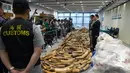 Bea Cukai Hong Kong mengelar konferensi pers terkait penyitaan kargo berisi gading seberat 7,2 ton di Hong Kong, Kamis (6/7). Tiga orang -- satu pria dan dua perempuan-- ditangkap terkait temuan itu. (AP Photo/Kin Cheung)