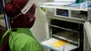 Staf Laboratorium Palang Merah Indonesia (PMI) Kota Tangerang melakukan pendataan stok darah yang ada di Laboratorium PMI Kota Tangerang, Banten, Jumat (28/8/2020). Kurangnya stok darah salah satunya karena pandemi COVID-19 yang menyebabkan berkurangnya pendonor. (Liputan6.com/Angga Yuniar)