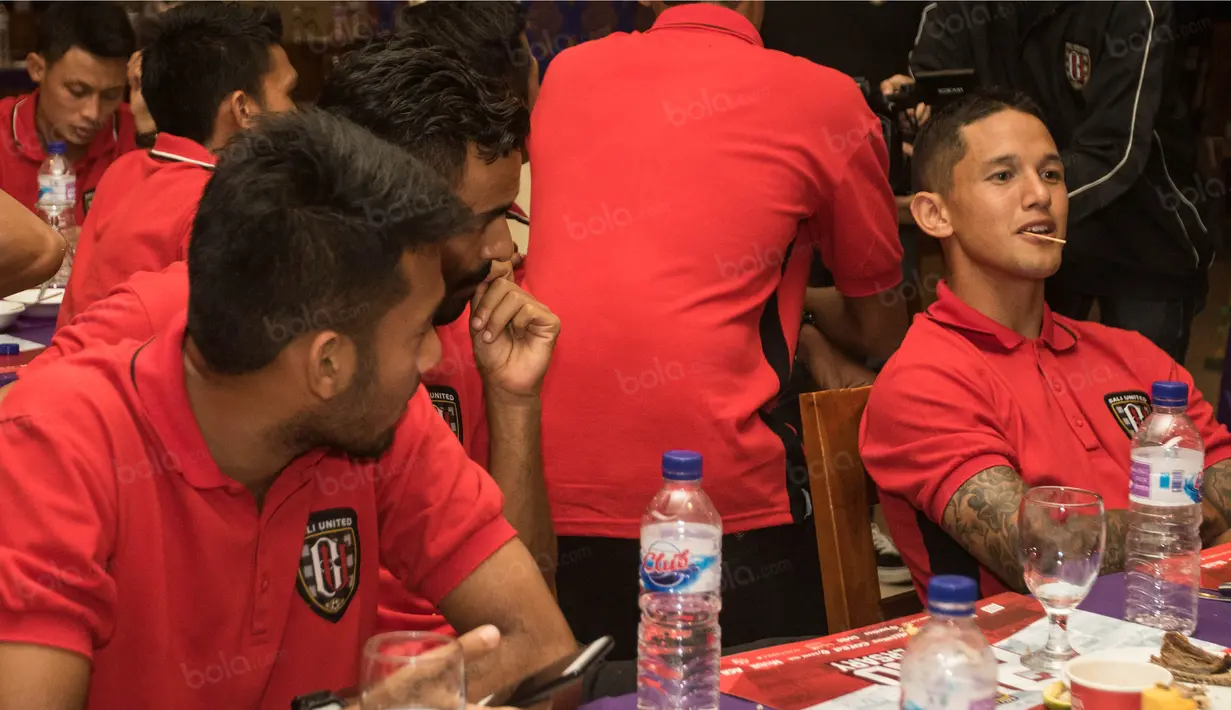 Striker anyar Bali United, Irfan Bachdim, ikut menghadiri jamuan makan malam merayakan hari ulang tahun klub. (Bola.com/Vitalis Yogi Trisna)